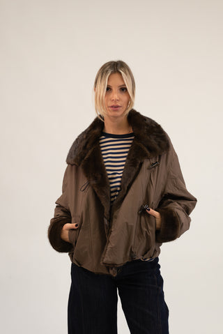 Giubbotto Pelliccia con Alamari moro|Colore:Moro