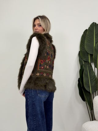 Gilet Corto Pelliccia con Ricamo verde militare|Colore:Verde militare